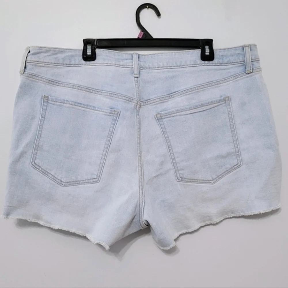 NWT Old Navy High Rise OG Straight Lt Wash Denim Shorts, Sz 22 Casual Cutoffs‎
